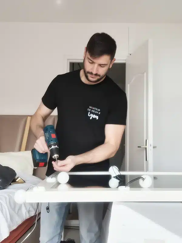 Selman en train de monter un dressing à domicile Selman en train de monter un dressing à domicile